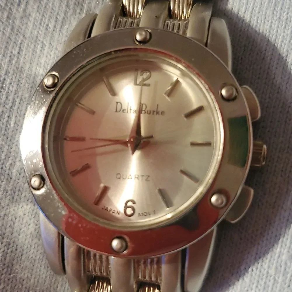 Delta Burke‎ Watch Women Silver Tone Round Studded Bezel New Battery 8½